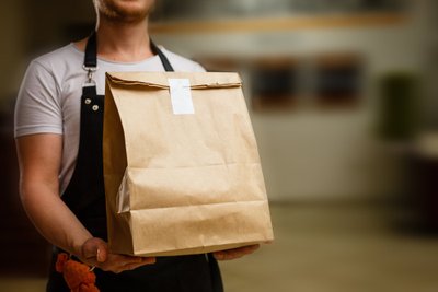 Popierinis krepšys su maistu