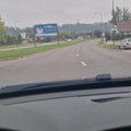 Girtas „Mercedes-Benz“ vairuotojas Kaune rėžėsi į atitvarus