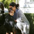 Keistas K. Kardashian noras dukrą rengti juodais drabužiais
