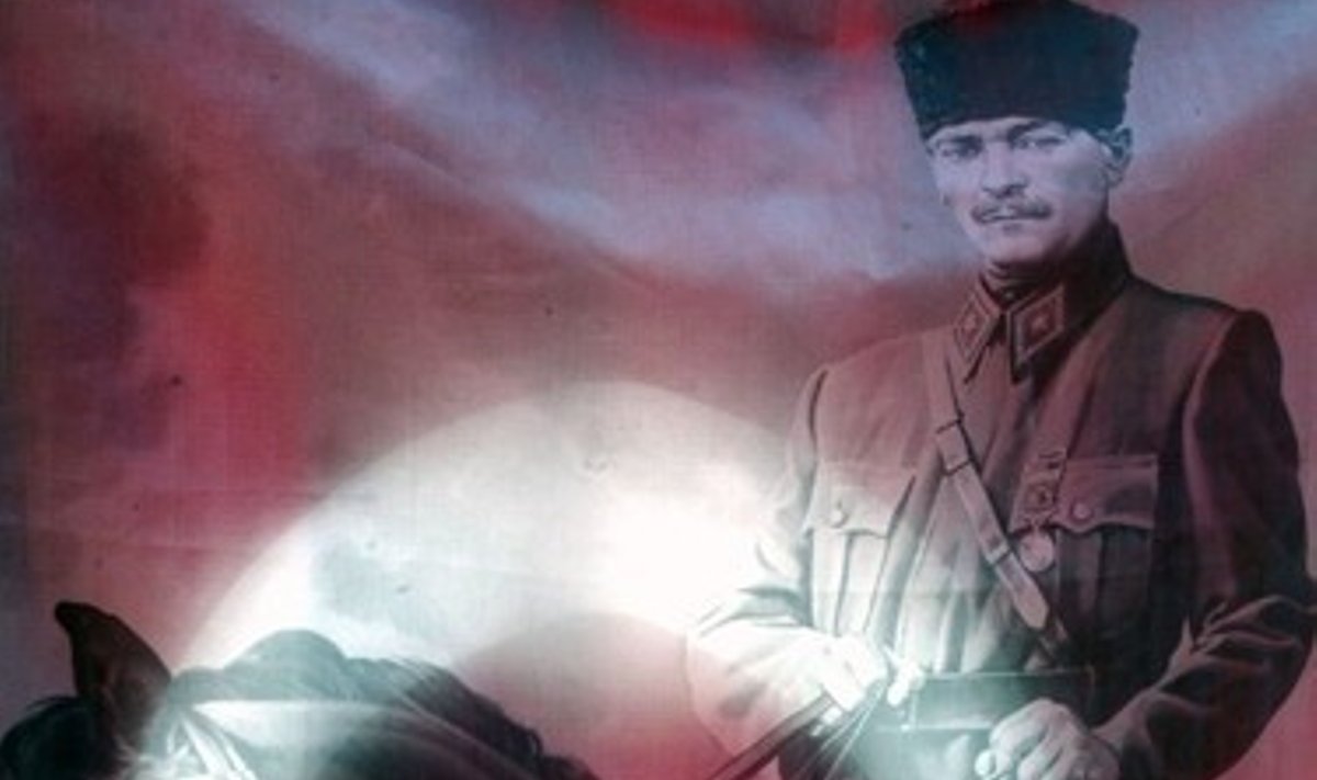 Ant modernios Turkijos įkūrėjo Mustafos Kemalio Ataturko portreto atsispindi šios šalies vėliava.