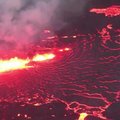 Islandijoje iš vulkaninio plyšio veržiasi lava