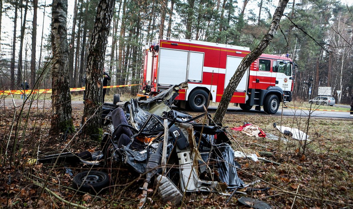 Šiurpi avarija Nemenčinėje: nuo smūgio automobilis suplyšo