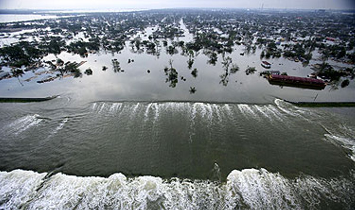 Per Naujojo Orleano krantinę į miestą plūsta uragano sukeltos bangos.
