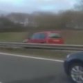 Anglijoje nufilmuotas priešpriešine eismo juosta lėkęs automobilis