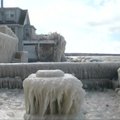 Ant Ontarijo ežero kranto ledu aptrauktas namas traukia smalsuolių žvilgsnius