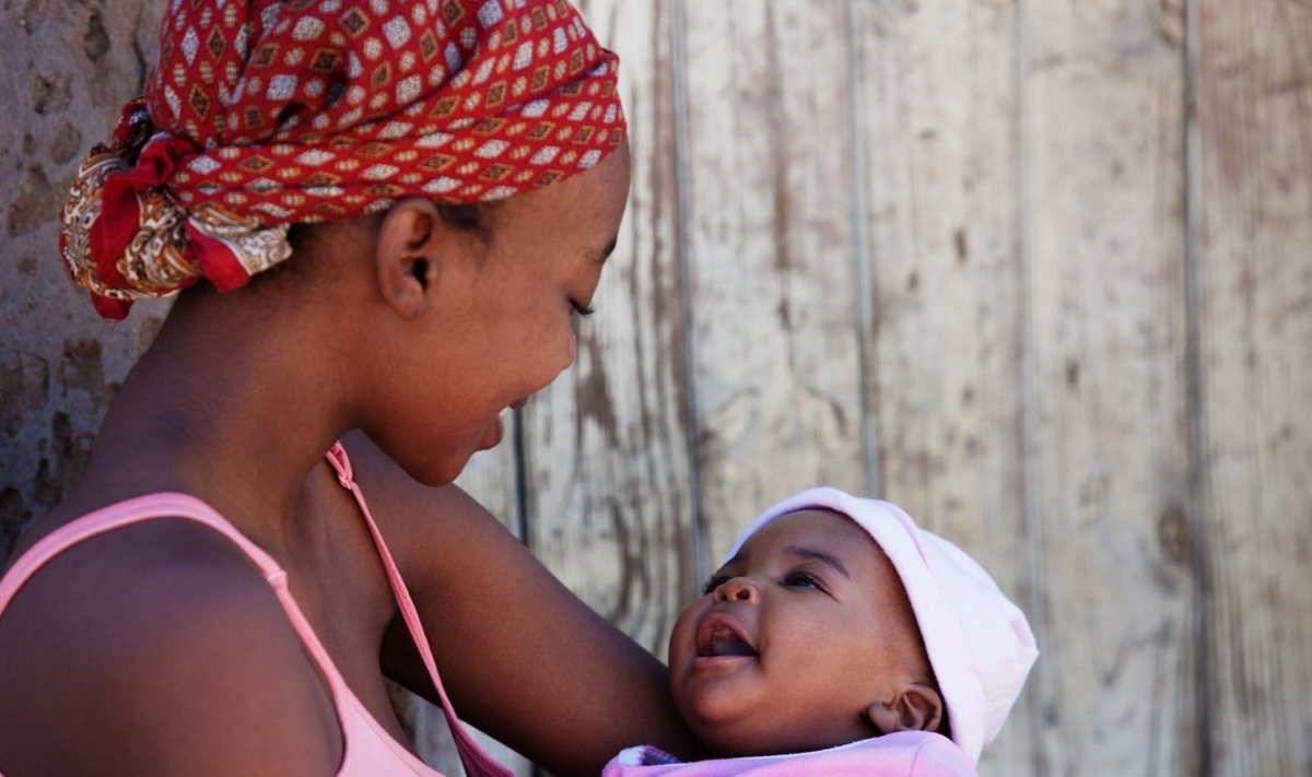 Afrikietė moteris su kūdikiu