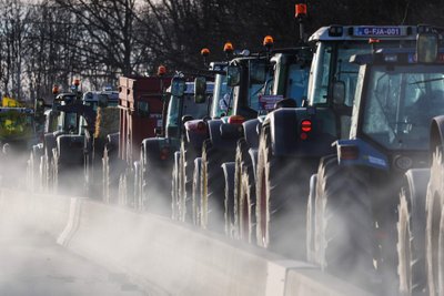 Protestuojantys ūkininkai Belgijoje blokuoja greitkelį