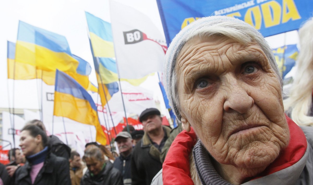 Ukrainoje šimtai demonstrantų protestuoja dėl pavogtų rinkimų
