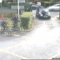 Nufilmuota: vairuotojas partrenkia mokytoją, kuris neleido jam įvažiuoti į mokyklos teritoriją