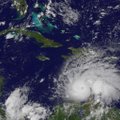 Uraganas „Matthew“ grasina ir rytinei JAV daliai: žmonės šluoja parduotuves