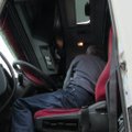 Visiškai girtas sunkvežimio vairuotojas policininkams davė 10 eurų