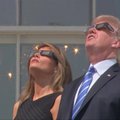 Saulės užtemimą stebėjęs D. Trumpas vieną akimirką buvo pastebėtas žiūrintis į dangų be akių apsaugos