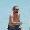 Pavydą keliančios L. DiCaprio atostogos: privatus paplūdimys ir ilgakojės gražuolės