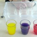 Siūlo išbandyti smagų eksperimentą: spalvotą fontaną padarys ir patys mažiausi