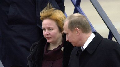 Buvusi Putino žmona pralobo iš karo Ukrainoje – rado būdą, kaip ištraukti milijonus iš pačių rusų