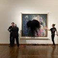 Klimato aktyvistai Austrijoje apipylė garsų dailininko Gustavo Klimto paveikslą