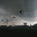 DELFI.TV žiūrovas užfiksavo viesulo nuplėšiamą stogą Šiauliuose