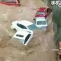 Kinijoje kilusio potvynio vanduo gatvėmis plukdė automobilius