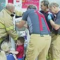 Ugniagesiai padėjo berniukui, kurio ranka įstrigo parduotuvėje automate