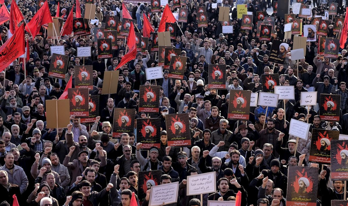 Protestuotojai Irane, kurie piktinasi šiitų dvasininko nukirsdinimu