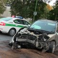 Neatidumo kaina: sužalotos dvi moterys, sudaužyti du automobiliai
