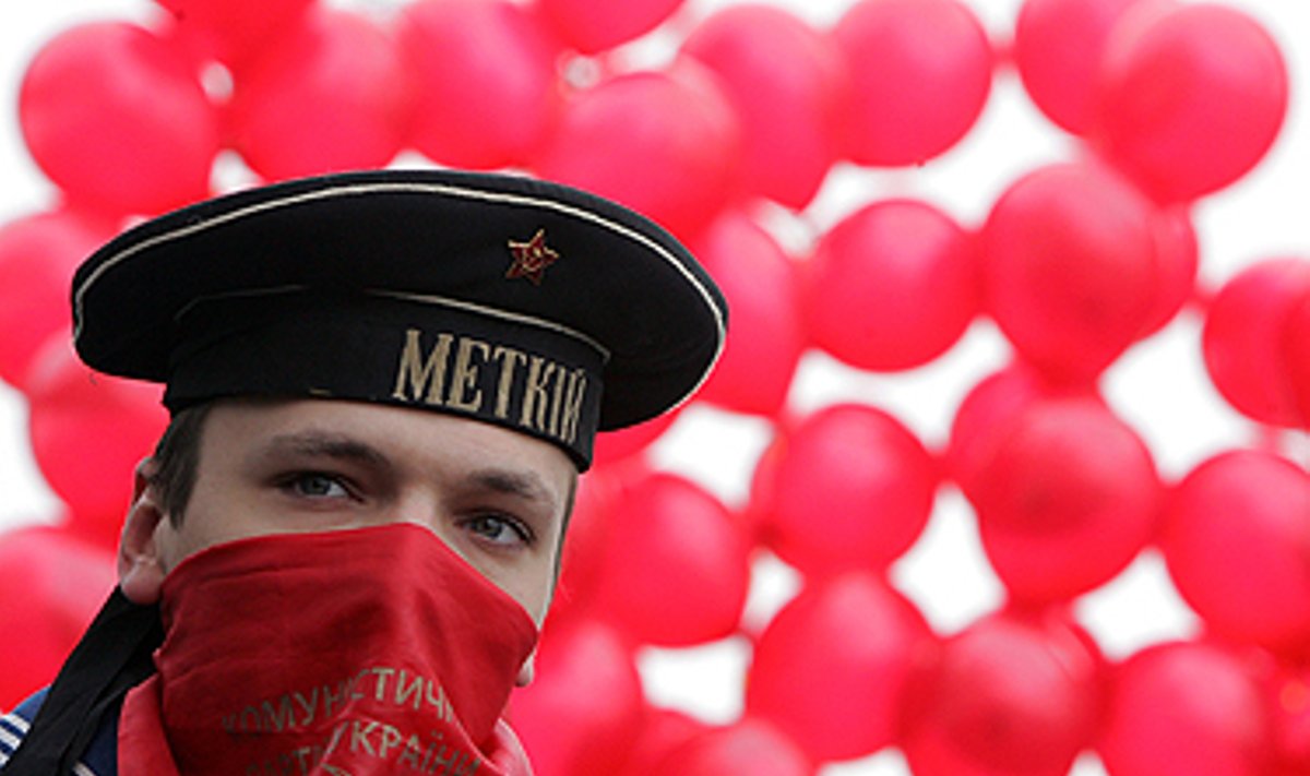 Jūreivio uniforma apsirengęs jaunuolis dalyvauja revoliucijos minėjime Kijeve. 
