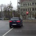 Nufilmavo šviesoforo signalų nepažįstantį vairuotoją: gerai, kad pėstieji buvo atsargūs