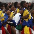 Tūkstančiai skaisčių mergelių  šokiu pagerbė Svazilando karalių