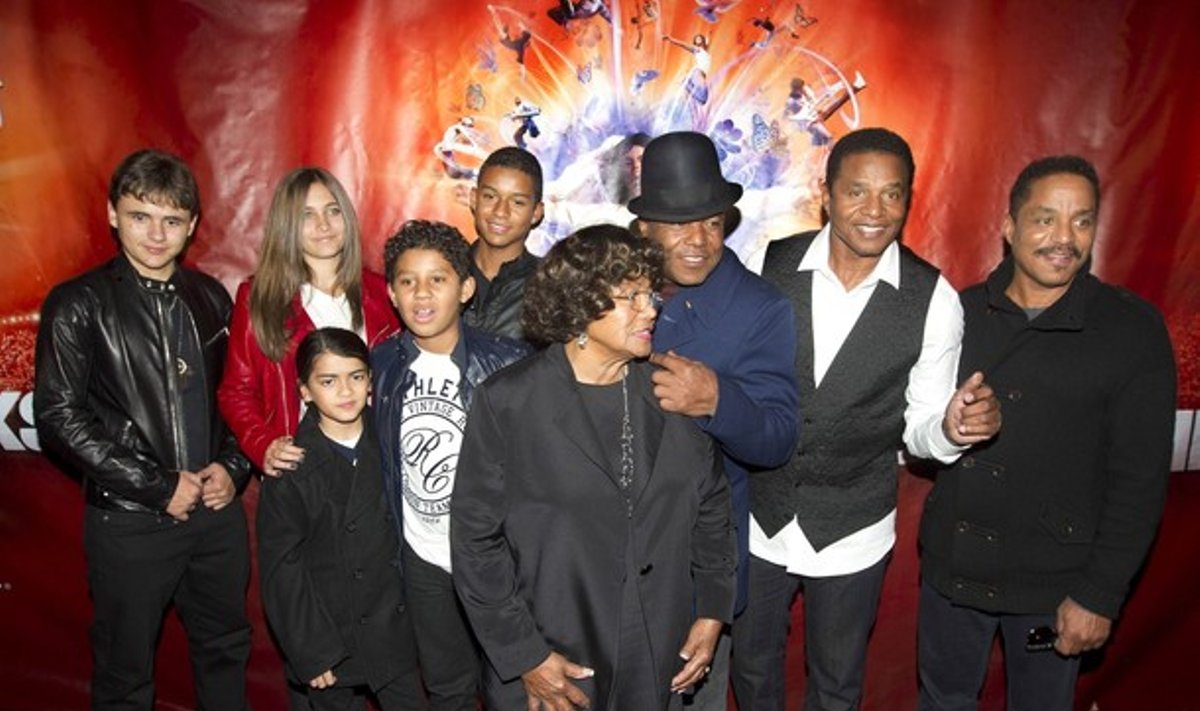 M.Jacksono šeima apsilankė atlikėjui skirto „Cirque du Soleil“ spektaklio premjeroje