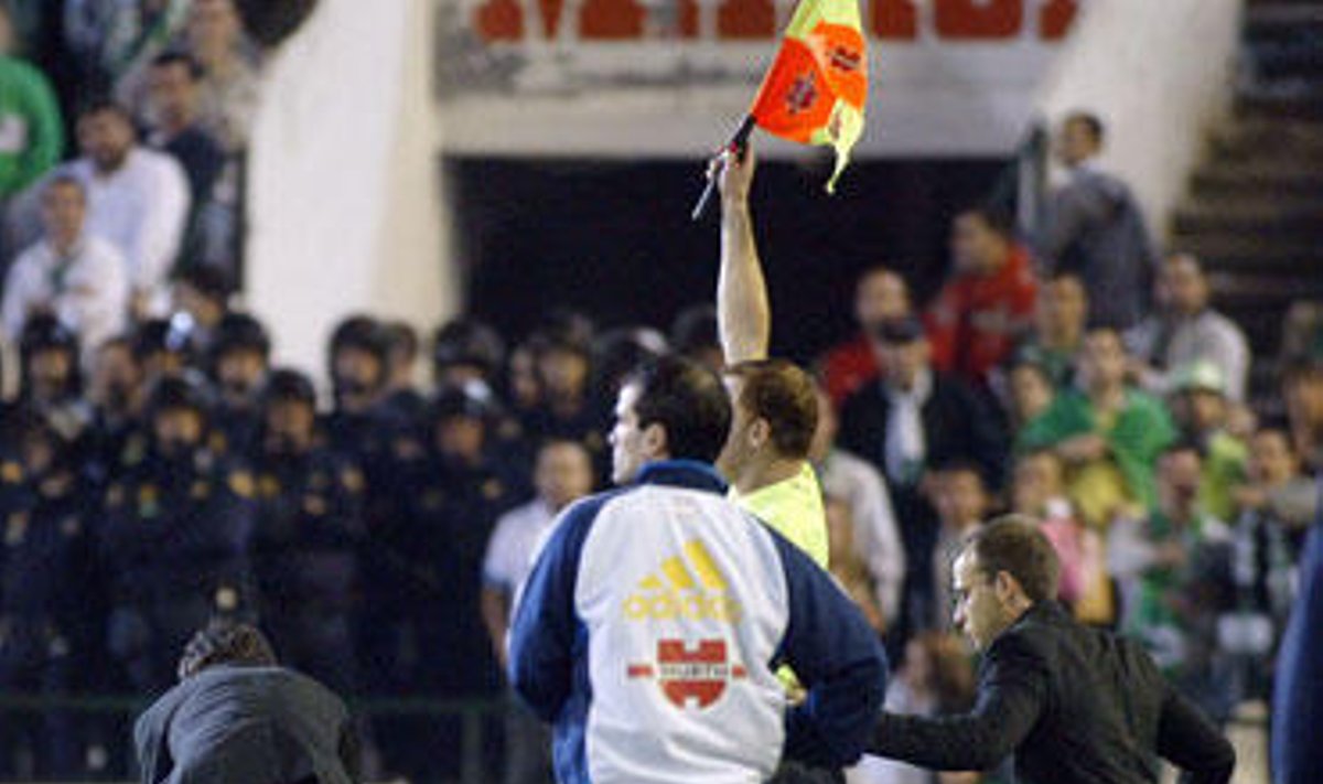 "Sevilla" treneriui Juanui de Ramosui butelis pataikė į galvą