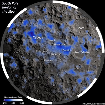 Vandens ledas Mėnulio pietų ašigalio regione. NASA Mėnulio apžvalgos zondo išmatuoti neutronų sugerties duomenys. Kuo mėlynesnis regionas, tuo daugiau neutronų srauto jis sugeria; tą efektyviausiai daro vandens molekulės, taigi ten vandens santykinai daugiau. Bet ir krateriuose jo greičiausiai nėra daug – keli procentai pagal masę. Šaltinis: NASA