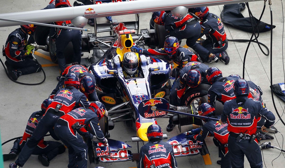 Technikai aptarnauja S.Vettelio bolidą