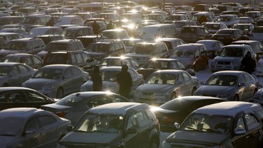 Karui sukėlus pasiūlos ir kainų šoką, Rusijos automobilių pardavimai smunka
