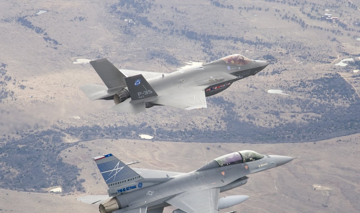 F-35A (aukščiau) ir F-16 (JAV Karinio jūrų laivyno nuotr.)