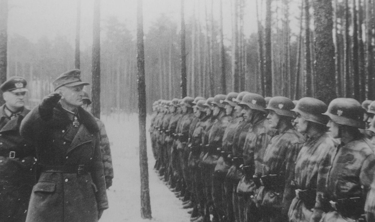 Mėmelio komendantas generolas Hansas Gollnickas apeina „Großdeutschland“ grenadierių rikiuotę Mėmelyje.