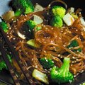 Sveikai ir lengvai vakarienei – ryžių makaronai su brokoliais
