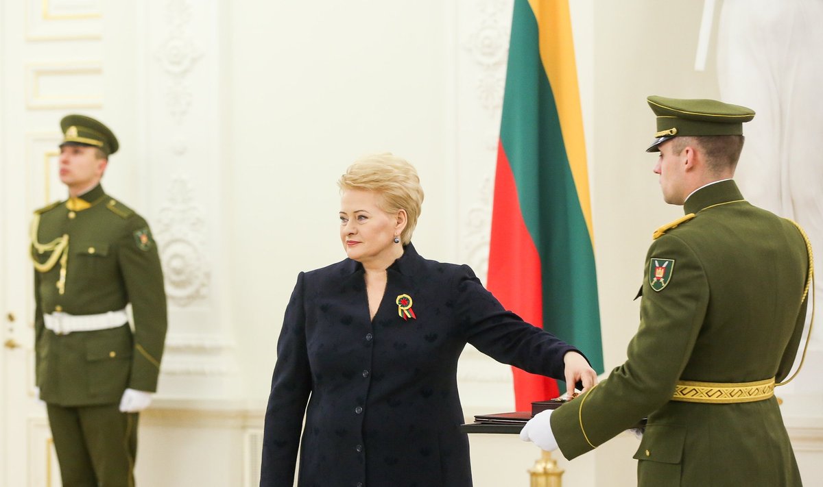 Dalia Grybauskaitė įteikia Valstybės apdovanojimus