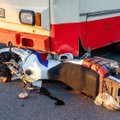 Vilniuje per avariją motociklas atsidūrė po troleibusu, po avarijos susidarė didelės spūstys
