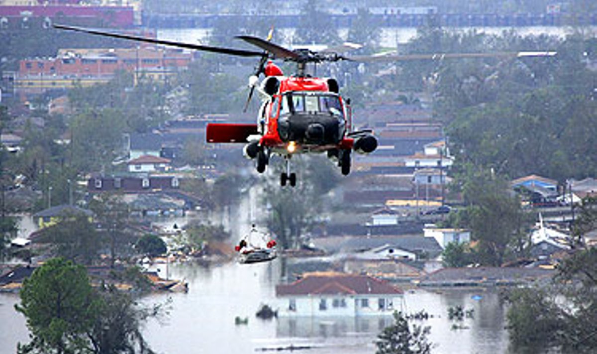 Naujajame Orleane gelbėtojai kelia nuo stogų nuo potvynio besigelbėjančius žmones