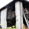 Sustiprintos ugniagesių pajėgos gesino gyvenamąjį namą Kaune