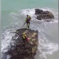 Italijoje gelbėtojų sraigtasparnis išgelbėjo į bėdą audringoje jūroje patekusius turistus