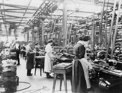 Moterys gamyklose, gamina frontui reikalingą amunicija arba siuva uniformas