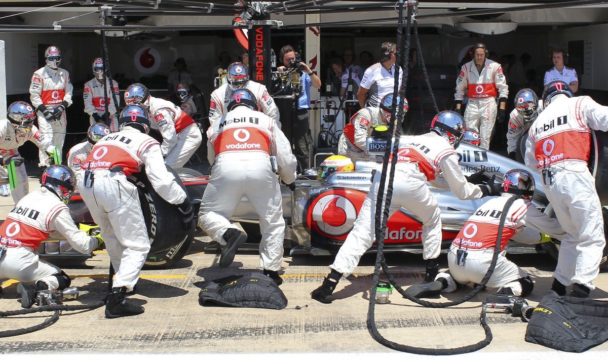 "McLaren" komandos mechanikai aptarnauja automobilį
