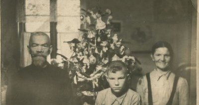 Prie kalėdinės eglutės Melnragėje 1949 (1952) m. Petrikejus Kolomažnikovas su sūnumi Naumu ir seserimi Akulina Rybakova