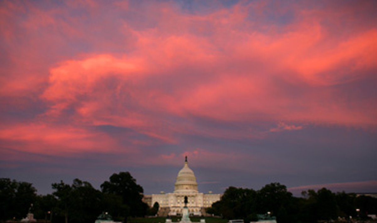 Saulėlydis virš Kapitolijaus rūmų Vašingtone.