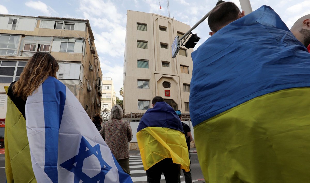 Izraelyje gyvenantys izraeliečiai ir ukrainiečiai neša plakatus su vėliavomis per protestą prieš Rusijos invaziją į Ukrainą prie Rusijos ambasados Tel Avive, Izraelyje, 2022 m. vasario 24 d.