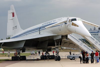Tarybinis viršgarsinis laineris "Tupolev Tu-144" (reg. CCCP-77115) traukia būrius smalsuolių