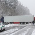 Netoli Šiaulių vilkiko avarija užblokavo kelią, nusidriekė milžiniška spūstis