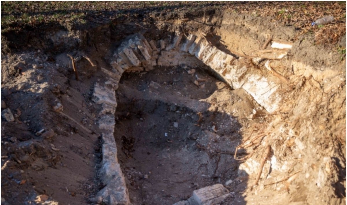 Reformatų skvere Vilniuje archeologai rado tris galimai XVIII amžiaus kapavietes