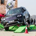 „Jeep“ visureigiai prie Vilniaus išbandė bekelės kliūčių kompleksą